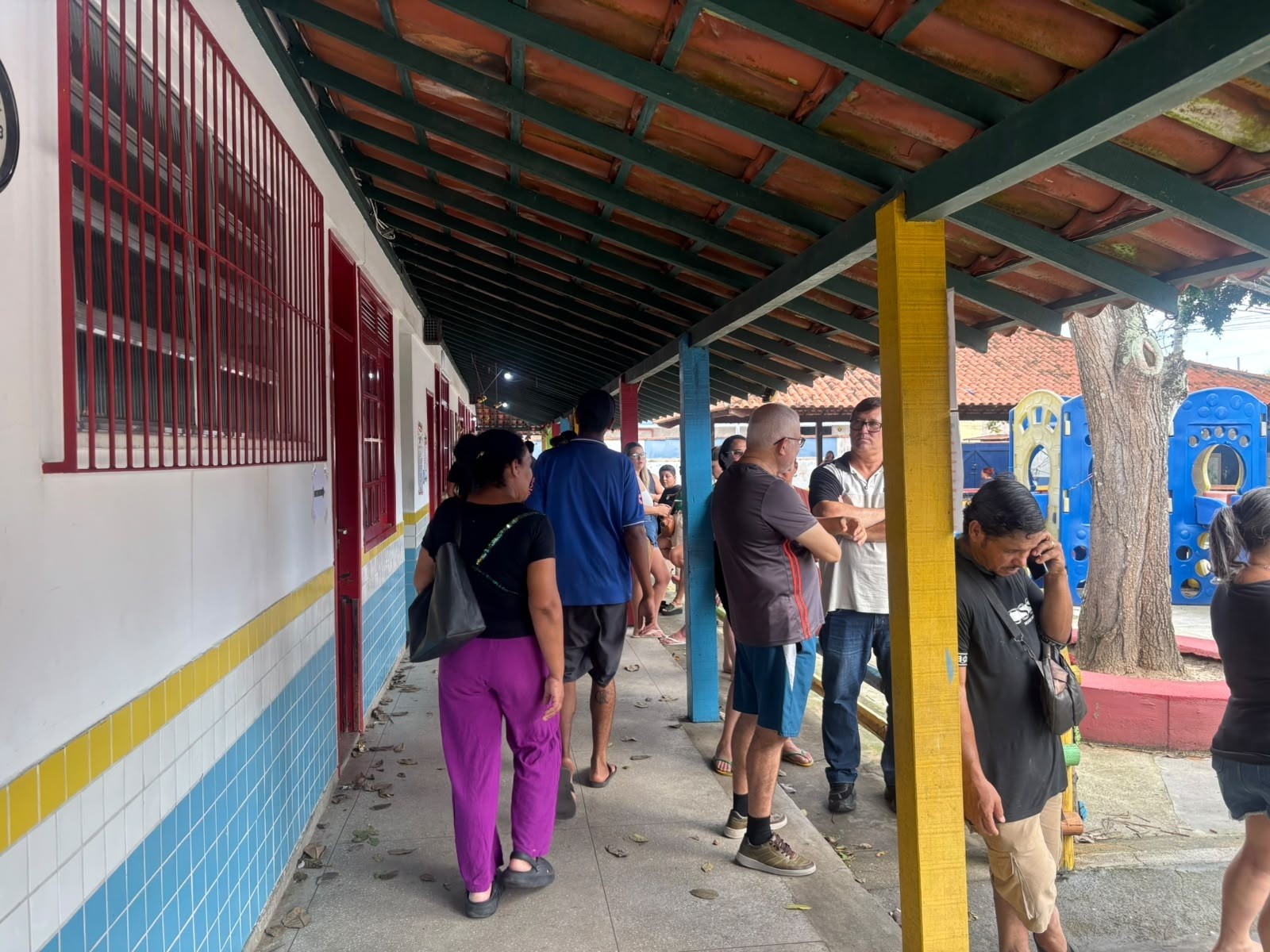 Eleições 2026: Na Escola Municipal Vovó Cinha, em Cabo Frio, a espera na fila é de cerca de 20 minutos em algumas seções
