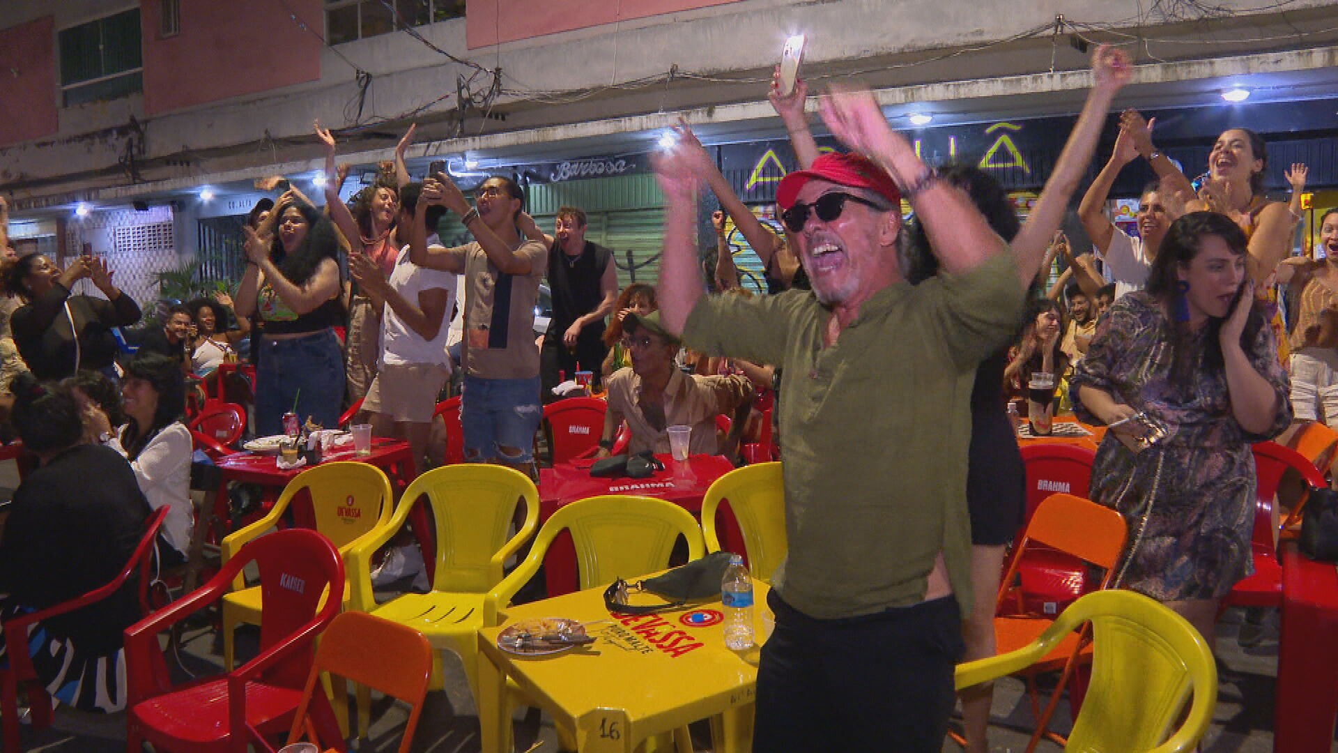 Recife comemora Globo de Ouro com telão, torcida e concurso de sósias de Wagner Moura
