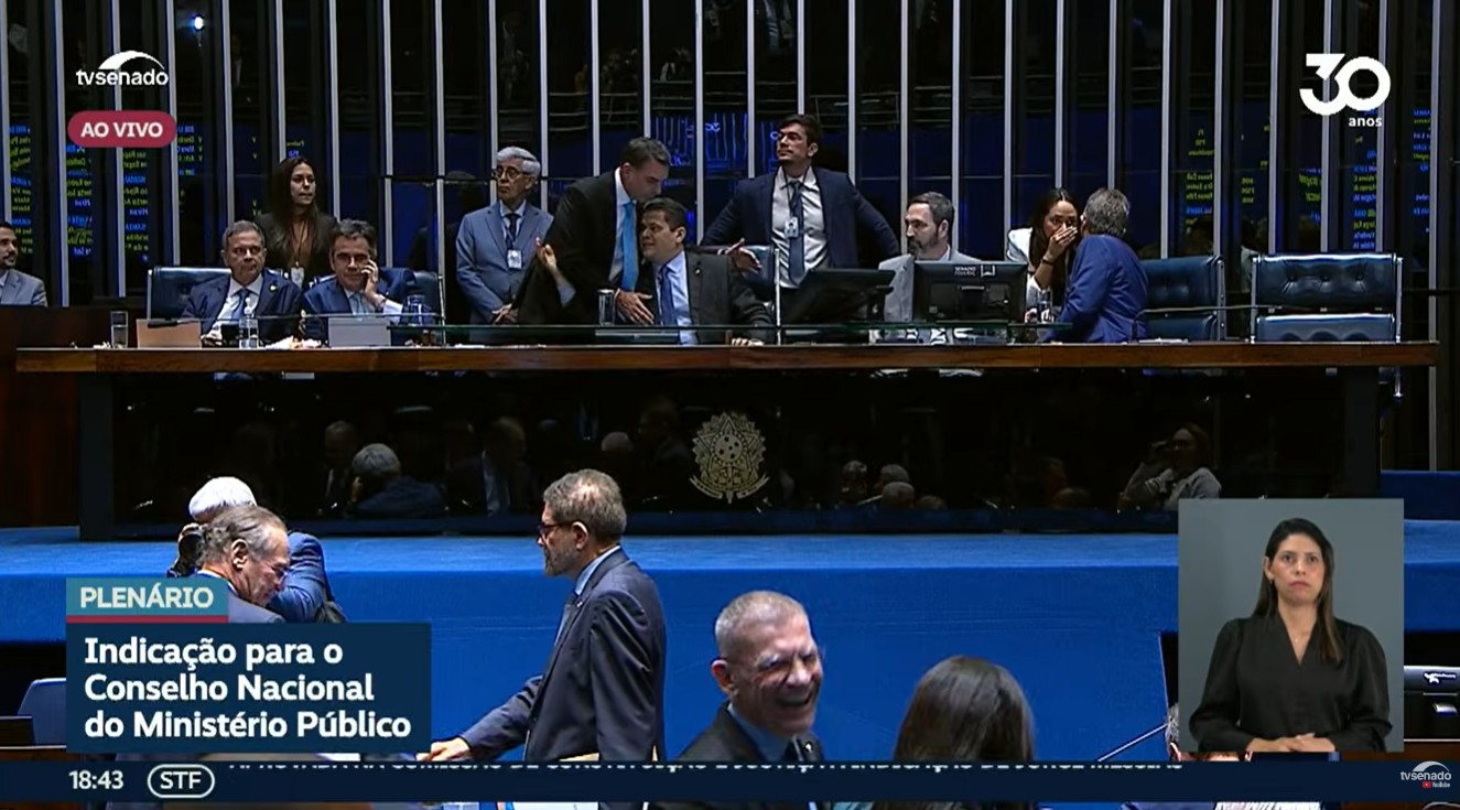 VÍDEO: Tapa na mesa, microfone atirado e abraço em líder de Lula; veja reação de Alcolumbre após rejeição de Messias