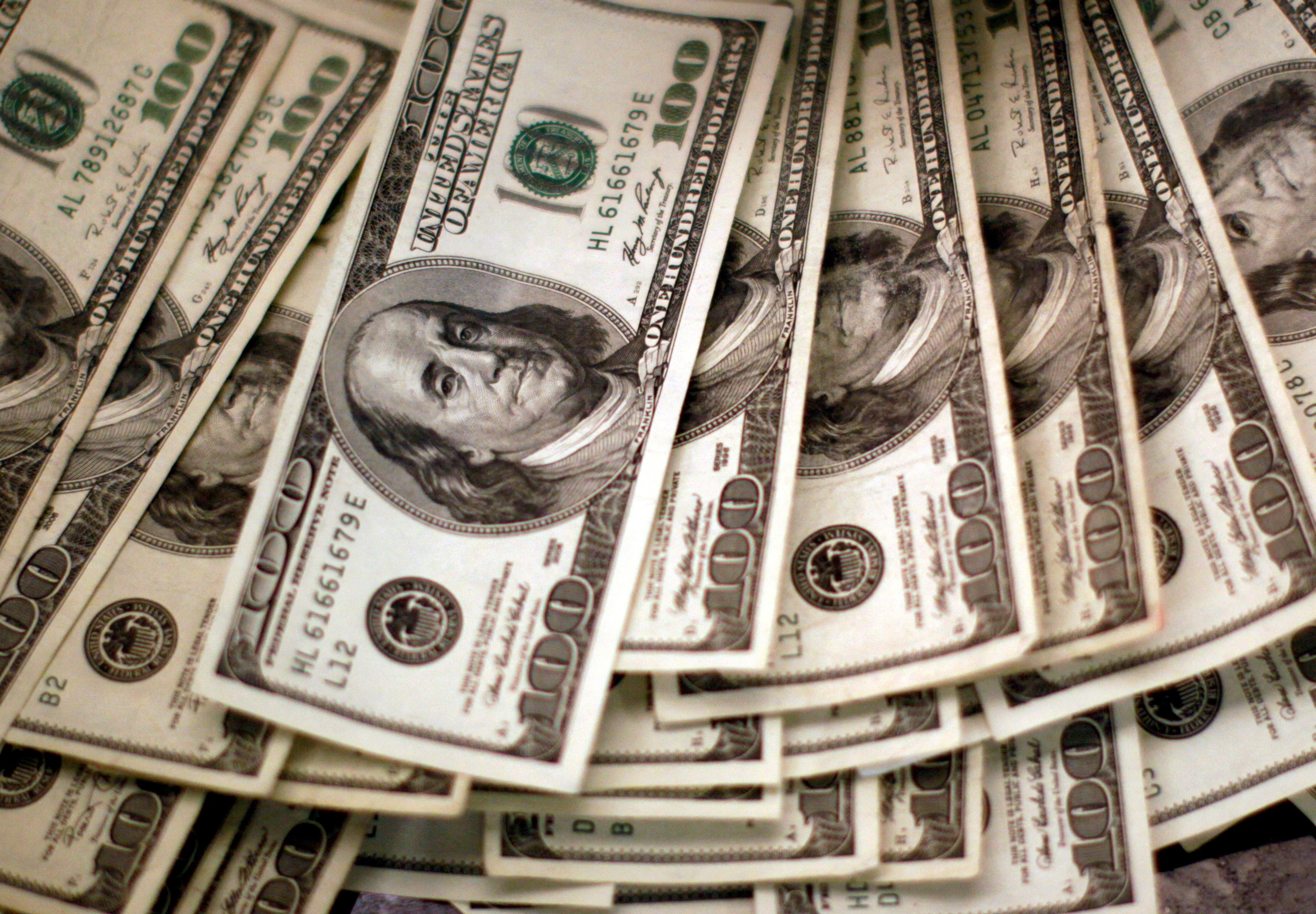 Dólar abre em queda nesta terça-feira, de olho em alta do petróleo e cenário eleitoral | G1
