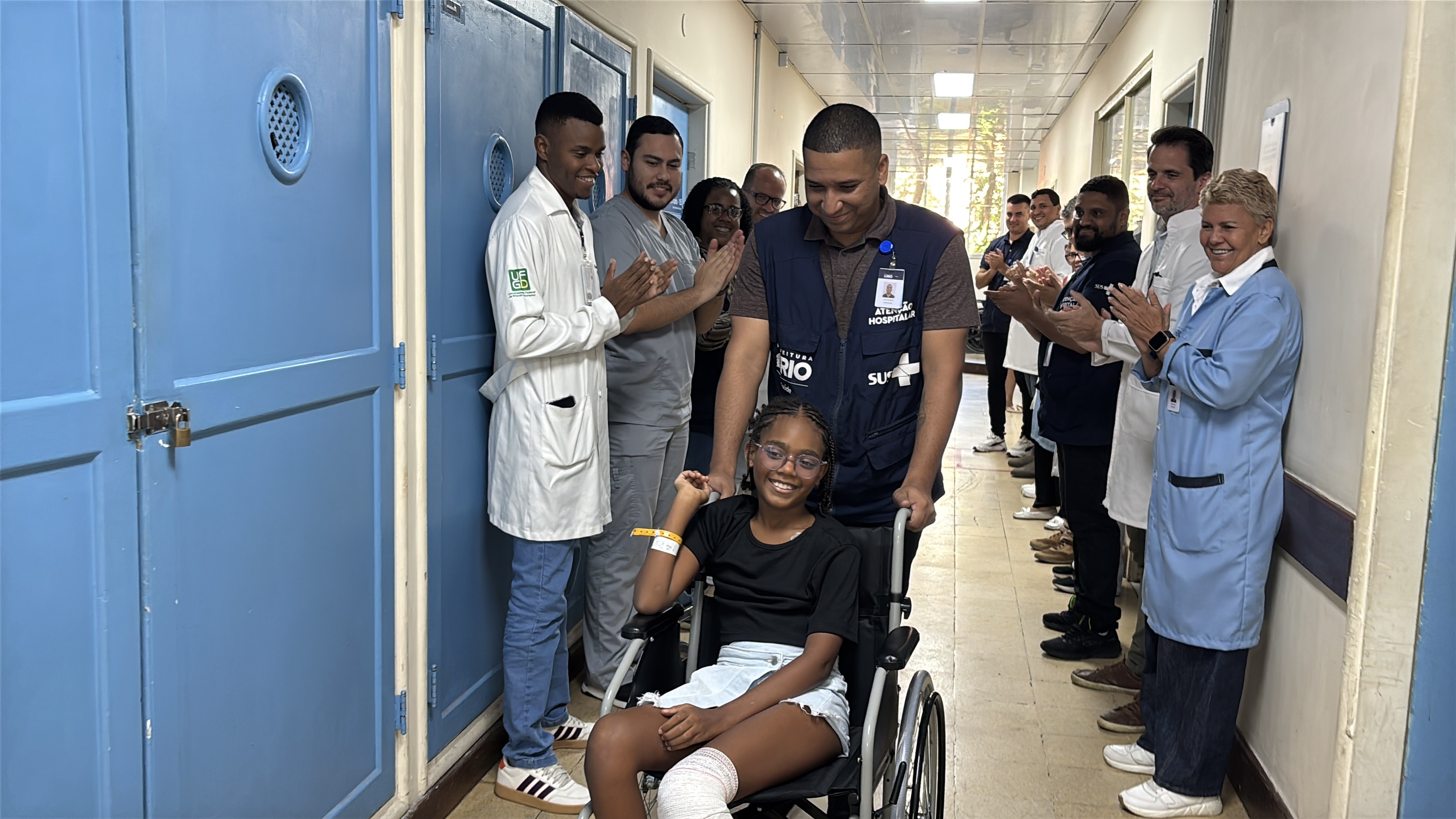 Brésil. Après 20 jours, une enfant blessée par balle devant son école sort de l'hôpital sous les applaudissements #v @g1