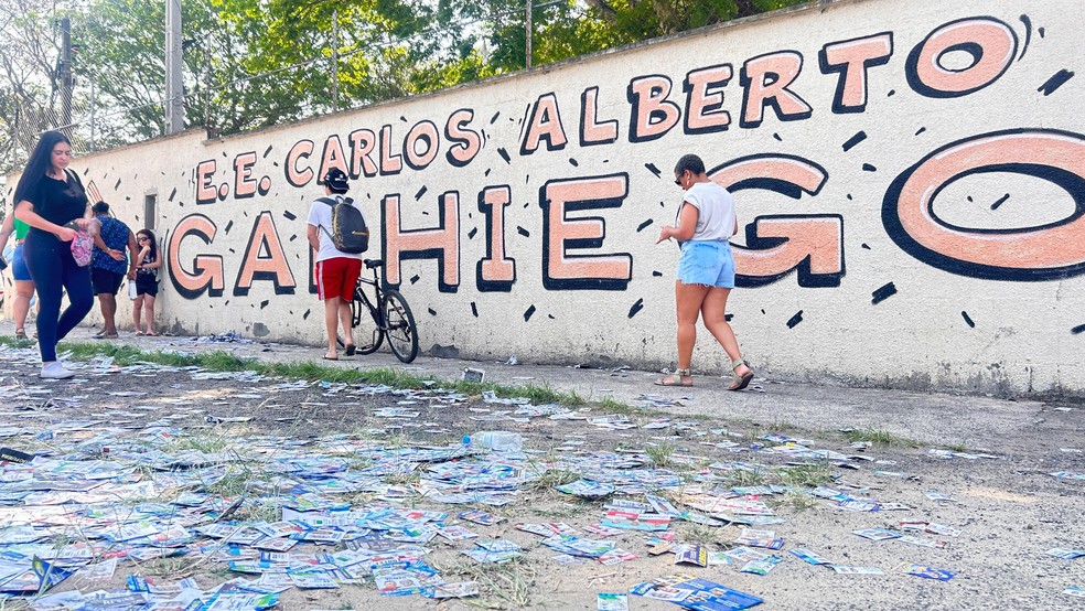Santinhos espalhados pelo chão na região do Campo Grande, em Campinas (SP), nas eleições de 2024 — Foto: Gabriela Milanezi/EPTV