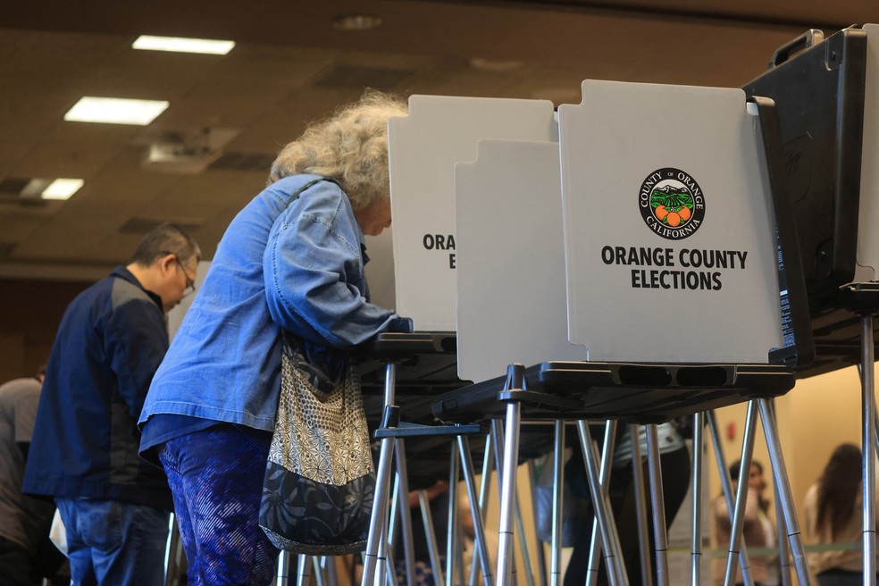 Eleitora vota na Superterça, em Orange County, na Califórnia, nesta terça-feira (5) — Foto: David Swanson/Reuters