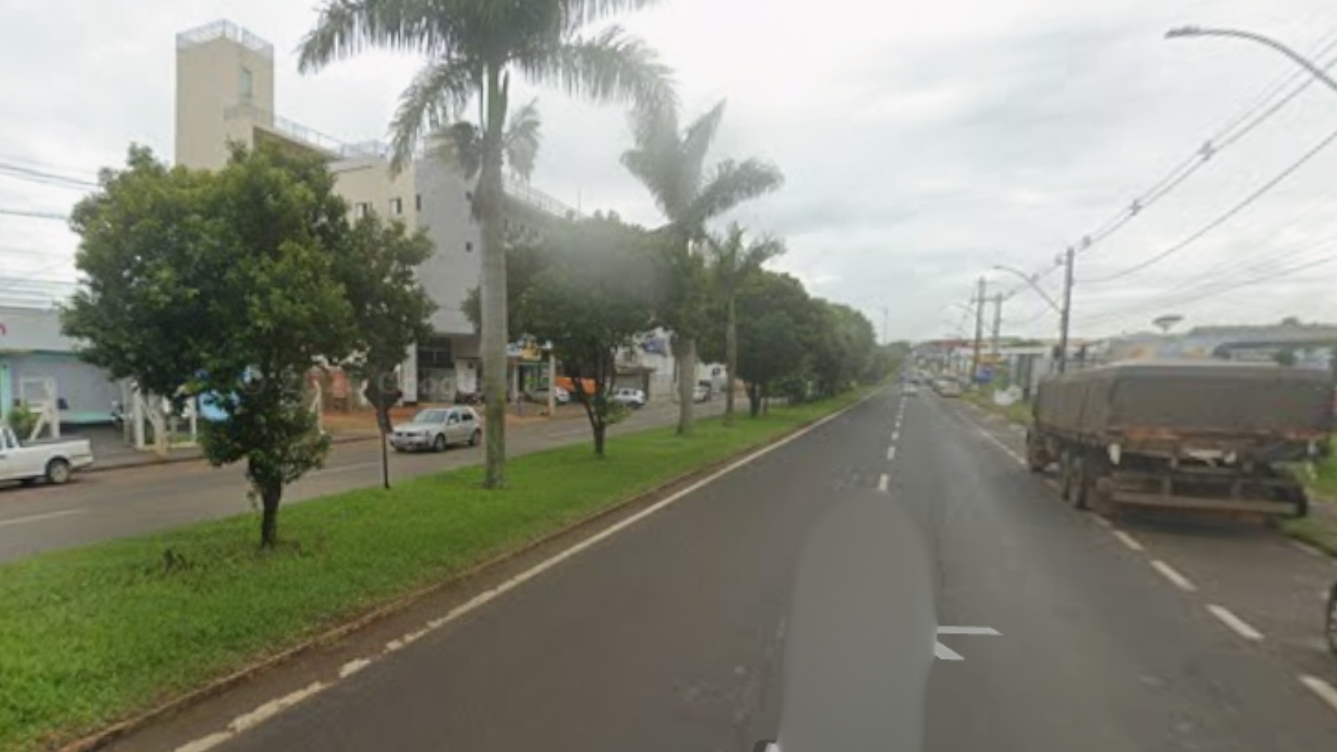 Mulher se joga de carro em movimento para escapar de agressão do marido e é arrastada pela rua em MG