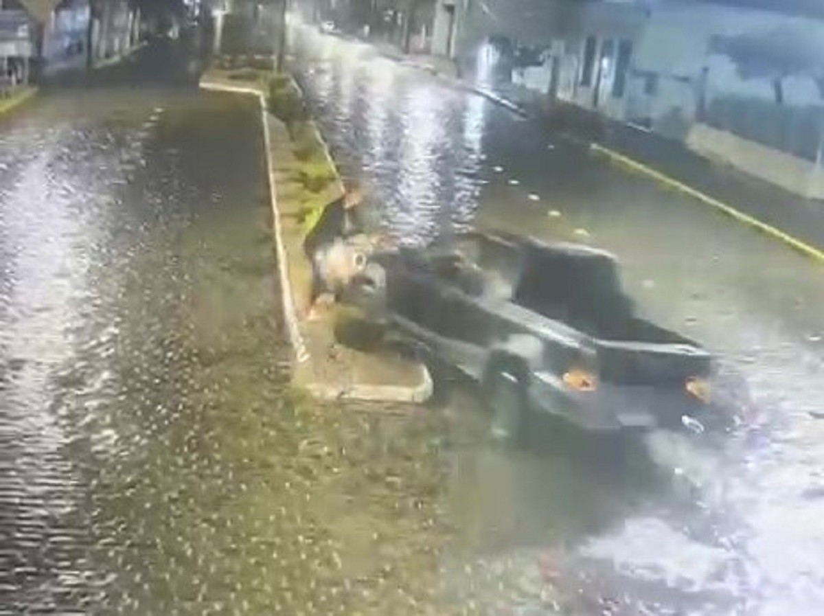 VÍDEO: homem atropela ex-companheira após discussão no RS e polícia investiga tentativa de feminicídio