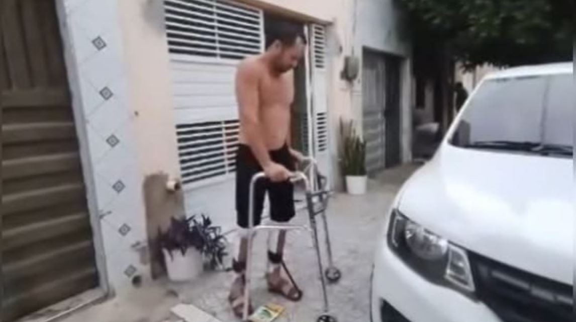 Aluno atingido por aparelho de academia volta a ficar em pé com ajuda de andador, oito meses após acidente, no Ceará