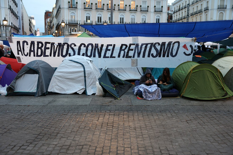 Manifestantes em barracas na praça Puerta del Sol em Madri, na Espanha, protestam contra despejo de idosa de 87 anos em 28 de setembro de 2026. — Foto: REUTERS/Juan Medina