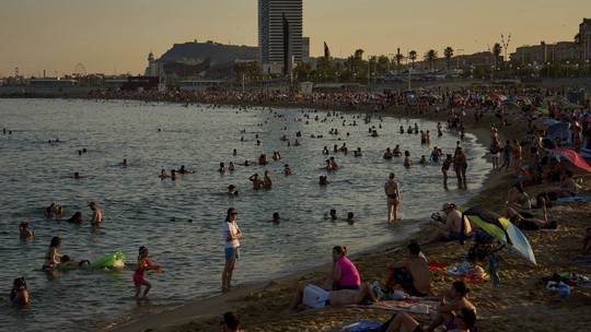Onda de calor na Europa fecha escolas; temperaturas devem ultrapassar 40°C em vários países - De acordo com as previsões meteorológicas, 84 das 95 regiões da França (excluindo os territórios ultramarinos) estão em alerta laranja nesta segunda (30) e terça-feira (1), o segundo mais elevado.