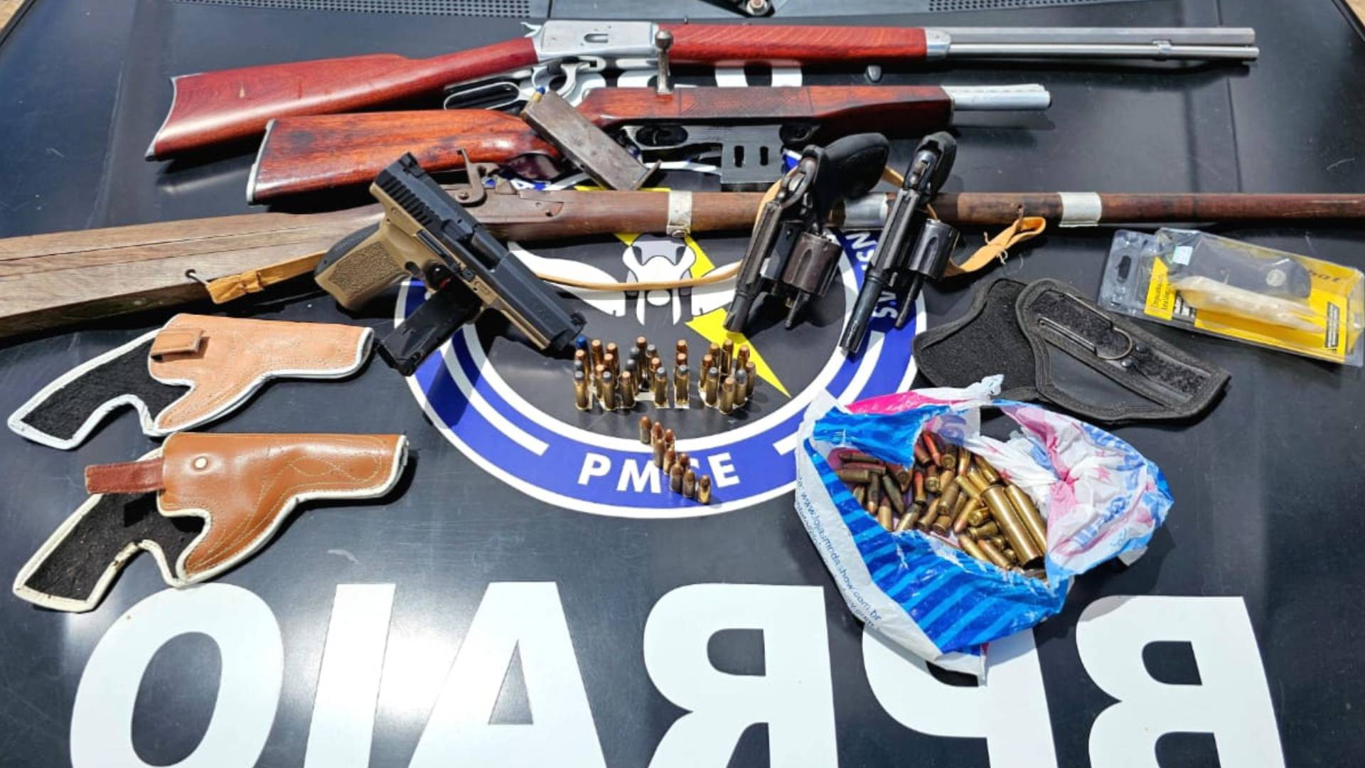 Idoso de 88 anos é preso com cinco armas de fogo após denúncia por ameaça