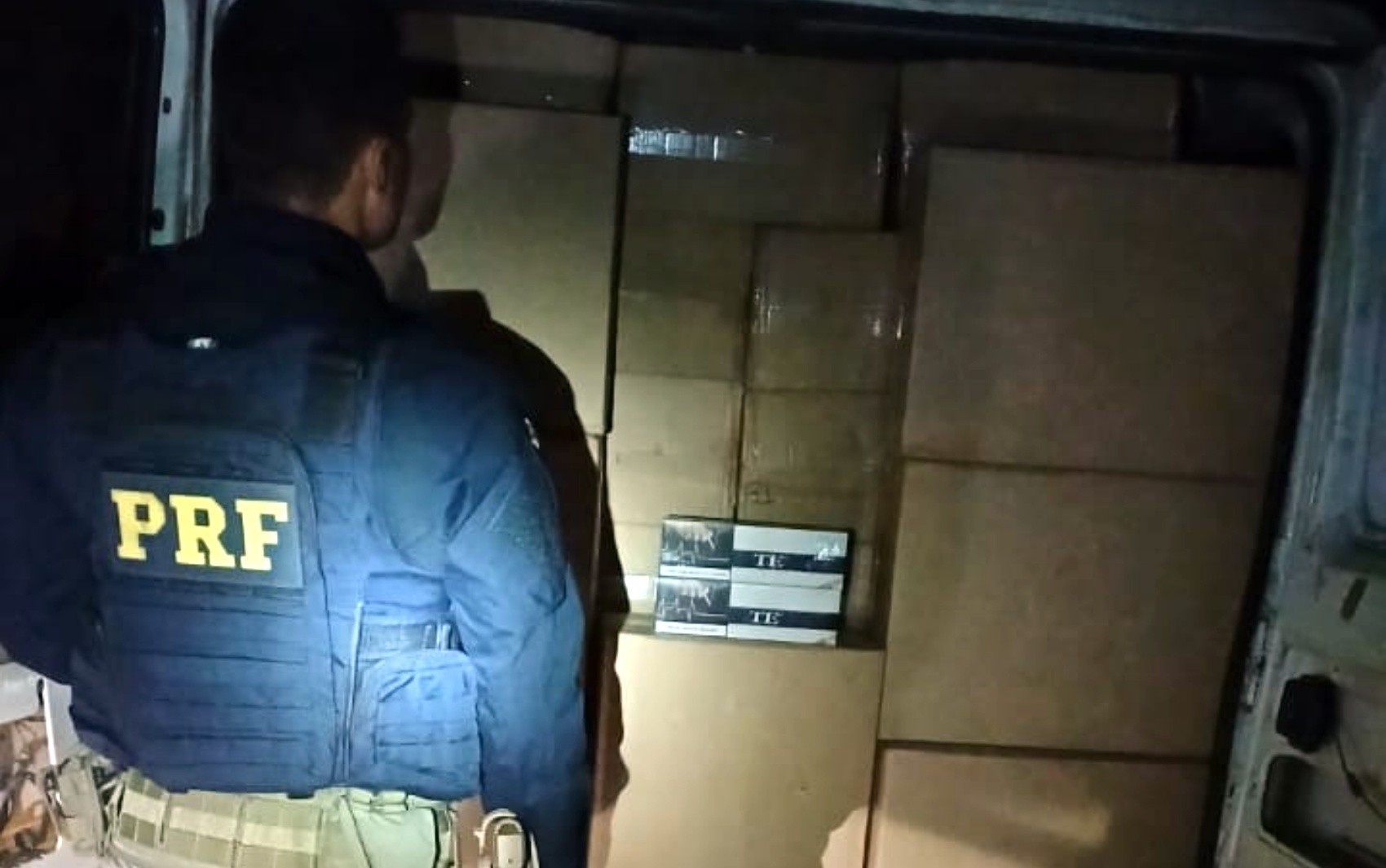 PRF apreende cerca de 50 mil maços de cigarros contrabandeados na Fernão Dias, em Lavras, MG