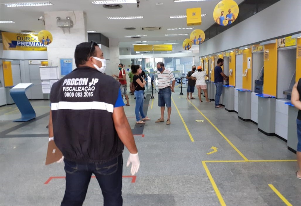 Procon-JP autua agência bancária por descumprir tempo de espera em filas