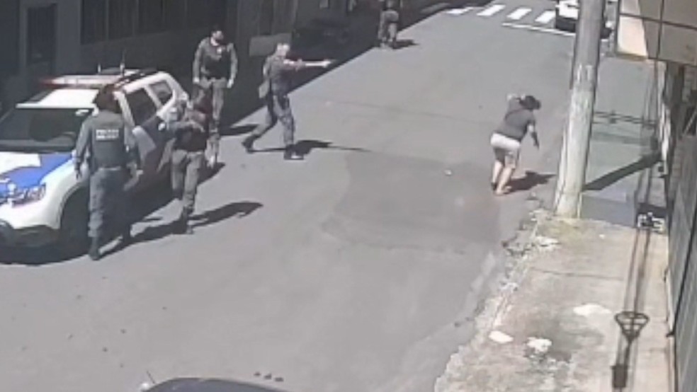 Novo vídeo mostra momento em que policial militar chega e atira em casal de mulheres, no dia 8 de abril, em Cariacica, Espírito Santo — Foto: Reprodução/Rede social