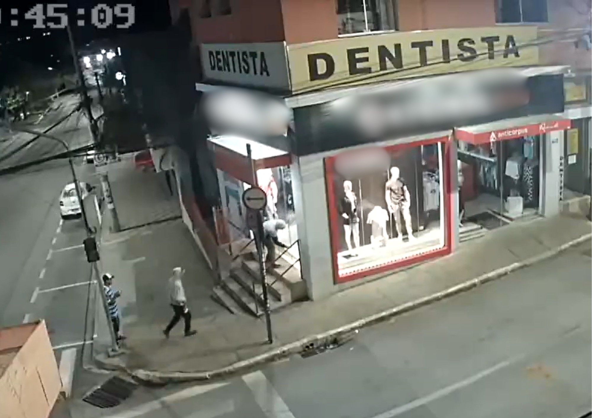 Suspeitos arrombam porta e em menos de dois minutos furtam loja no Centro de Itapeva; vídeo