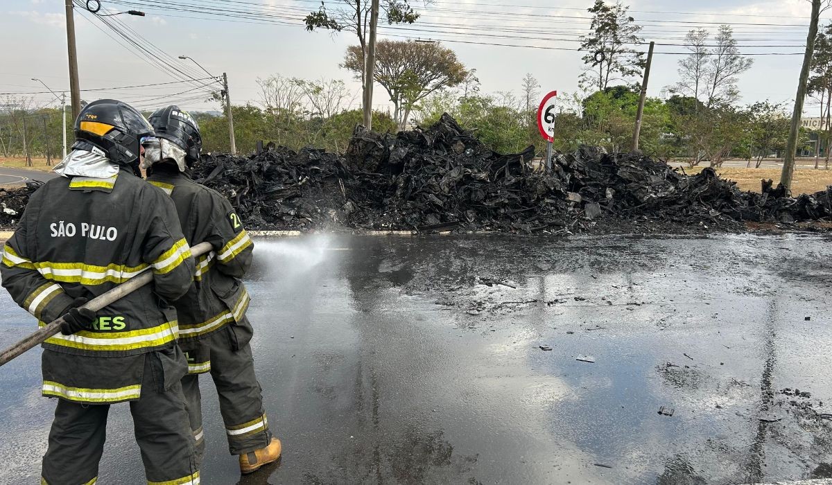 Carreta de caminhão pega fogo em Santa Bárbara d'Oeste