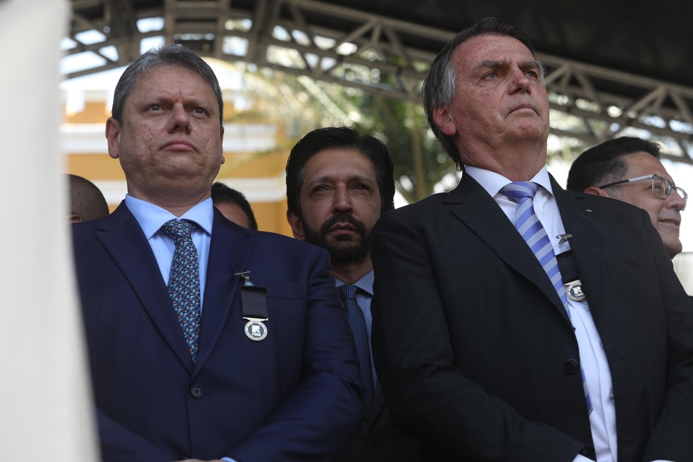 Tarcísio de Freitas, Ricardo Nunes e Jair Bolsonaro em cerimônia de aniversário da Rota, em SP — Foto: RENATO S. CERQUEIRA/FUTURA PRESS/ESTADÃO CONTEÚDO