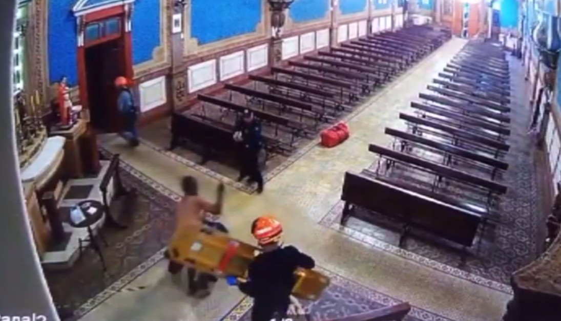 Vídeo mostra momento em que homem ataca guarda e bombeiro e é baleado dentro de igreja em Limeira