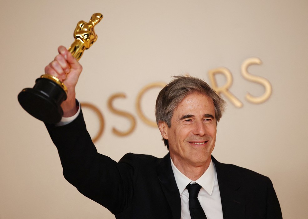 Walter Salles após levar o Oscar de melhor filme internacional, em 2025 — Foto: REUTERS/Daniel Cole