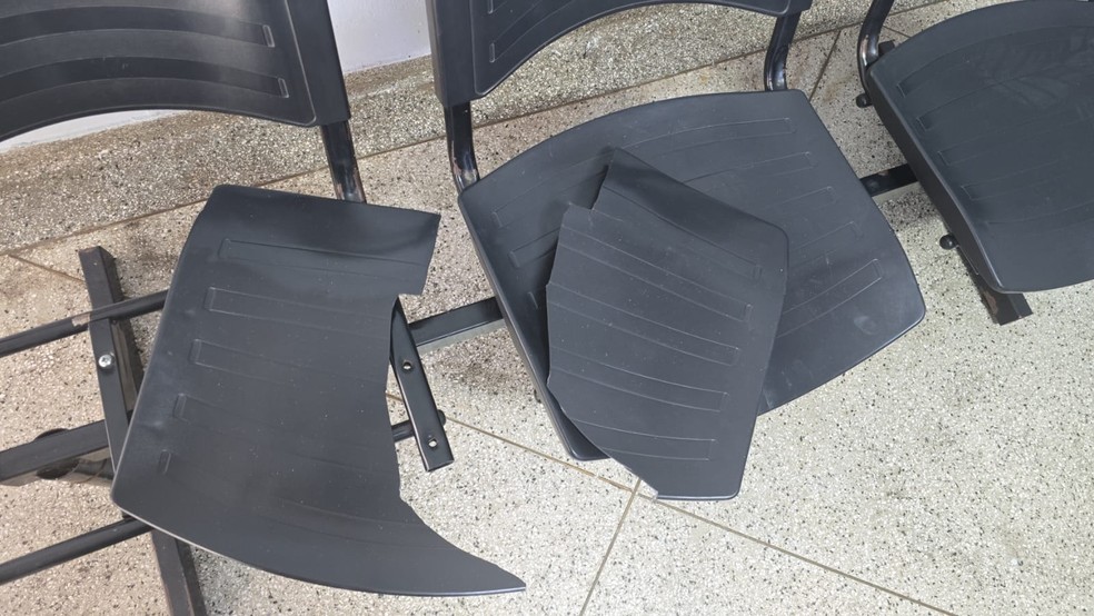 Investigado danificou cadeiras da delegacia em Presidente Prudente (SP) — Foto: Polícia Civil