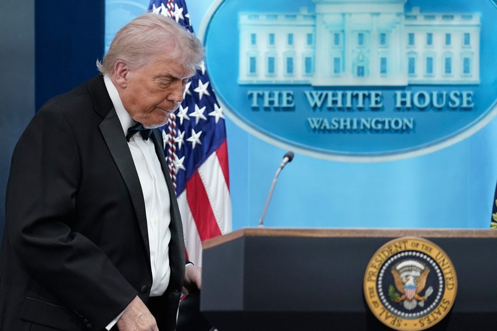 Donald Trump chega para discursar na Sala de Imprensa James Brady, na Casa Branca, após um tiroteio do lado de fora do salão de baile — Foto: AP/José Luis Magana