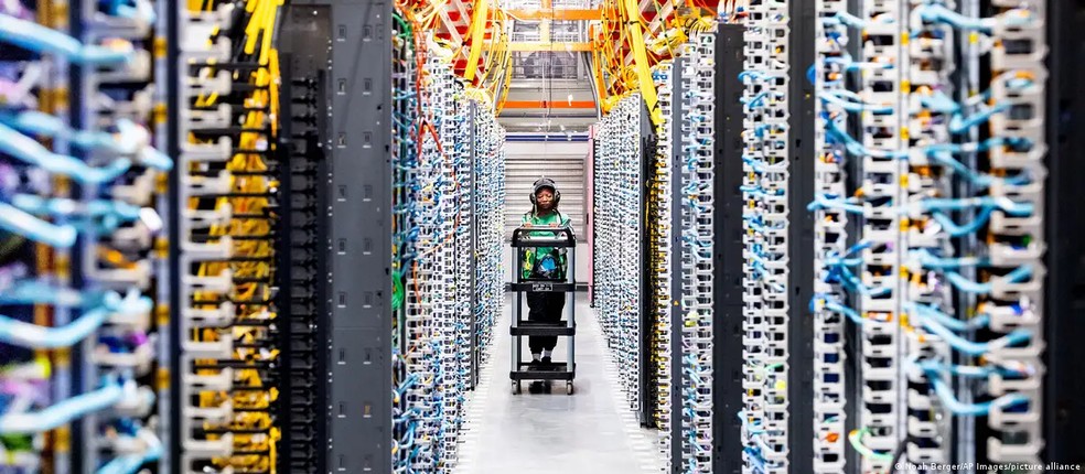 Ameaça da inteligência artificial de substituir o trabalho humano gera insegurança — Foto: Noah Berger/AP Images/picture alliance