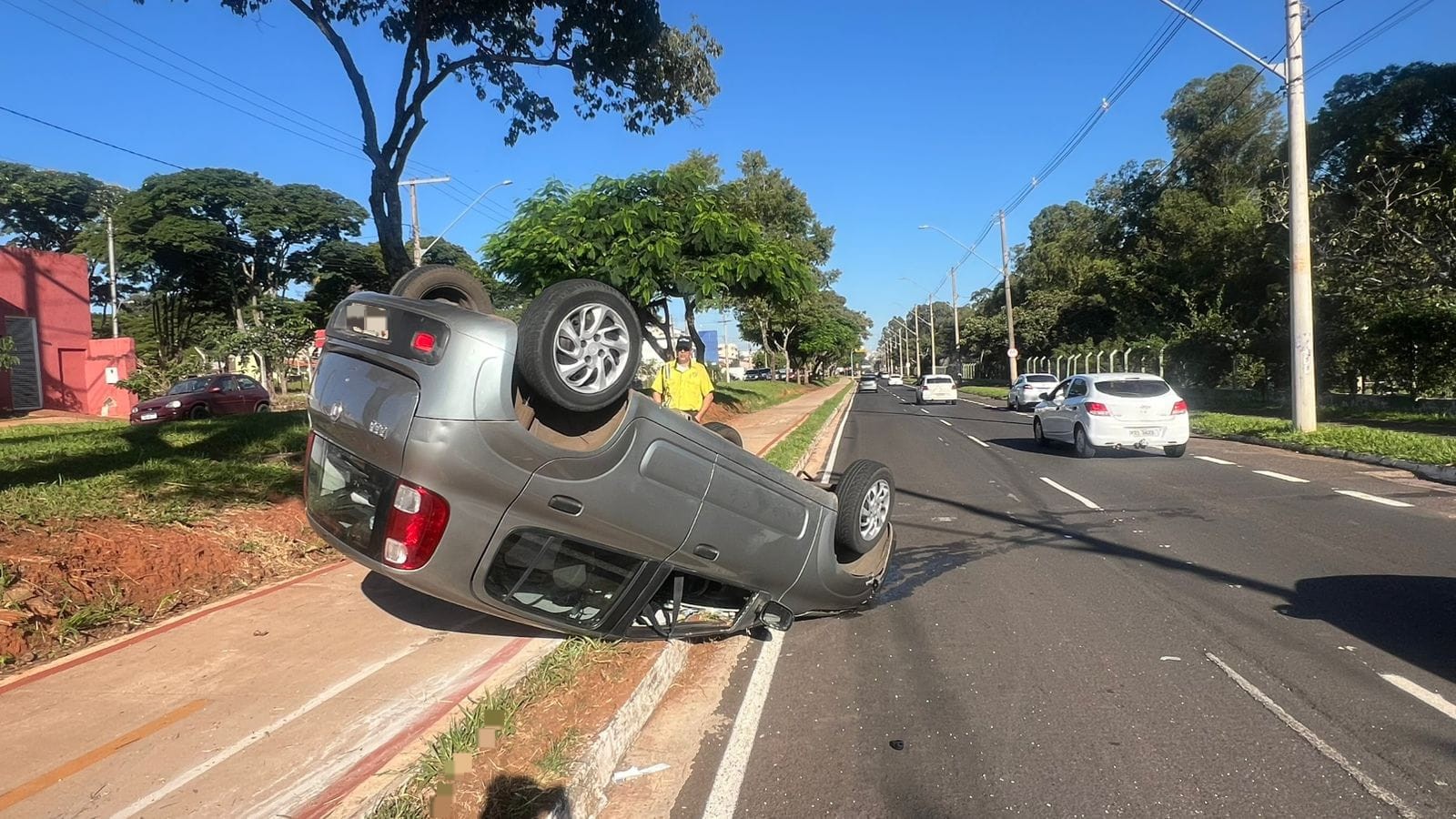 Pneu estoura e faz carro capotar na Avenida Anselmo Alves dos Santos em ...
