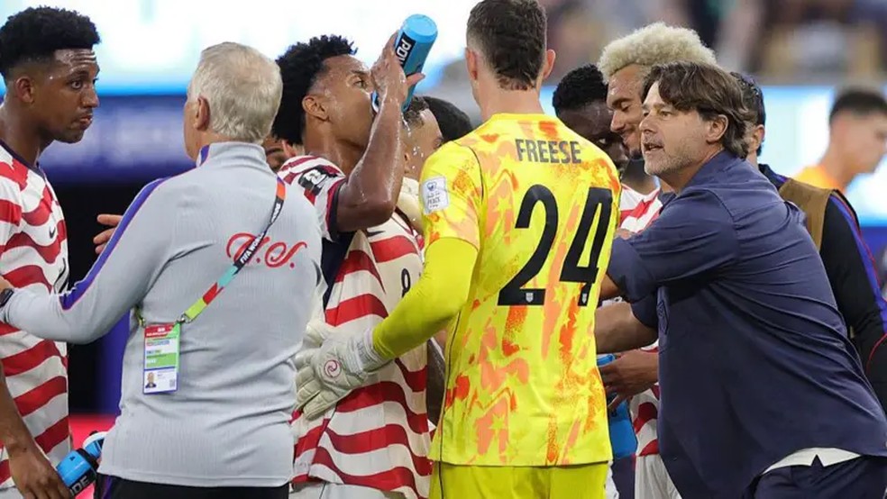 O técnico dos EUA, Mauricio Pochettino (à direita), disse que as pausas para hidratação são "desnecessárias", exceto em casos de calor extremo — Foto: Getty Images via BBC