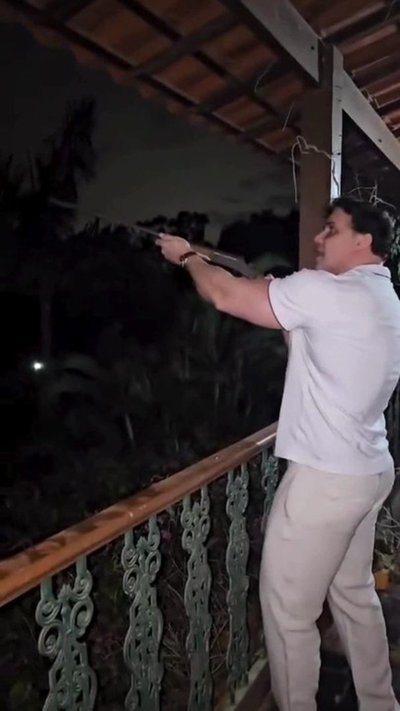 Vídeo mostra empresário que matou gari atirando da varanda de casa