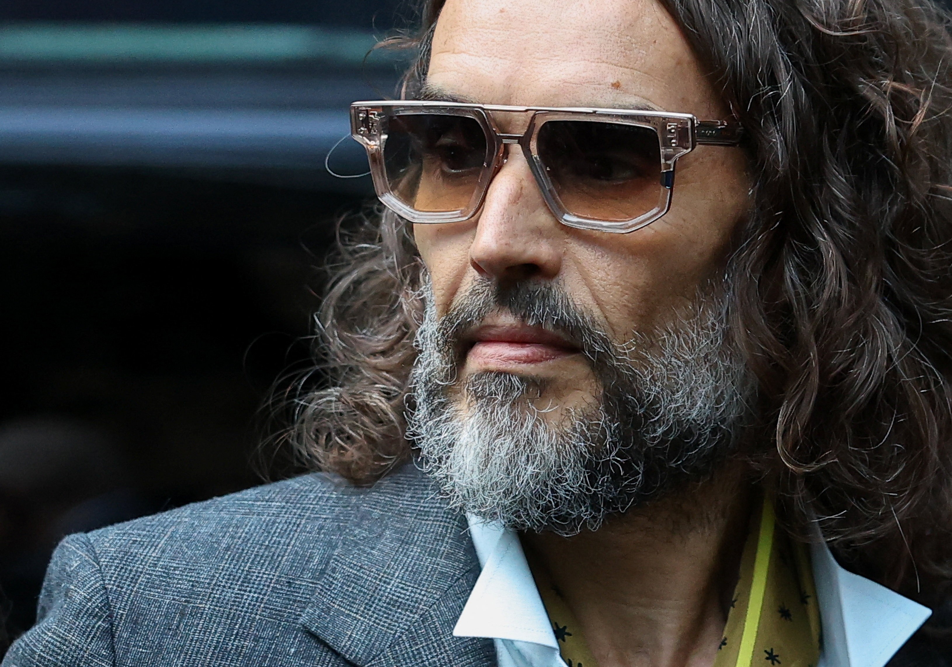 'Fechei os olhos e tentei não estar ali', diz mulher que acusa Russell Brand de estupro