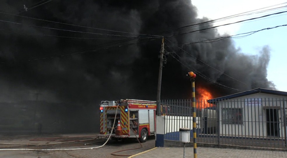 Incêndio atinge fábrica de embalagens de Cascavel — Foto: Reprodução RPC