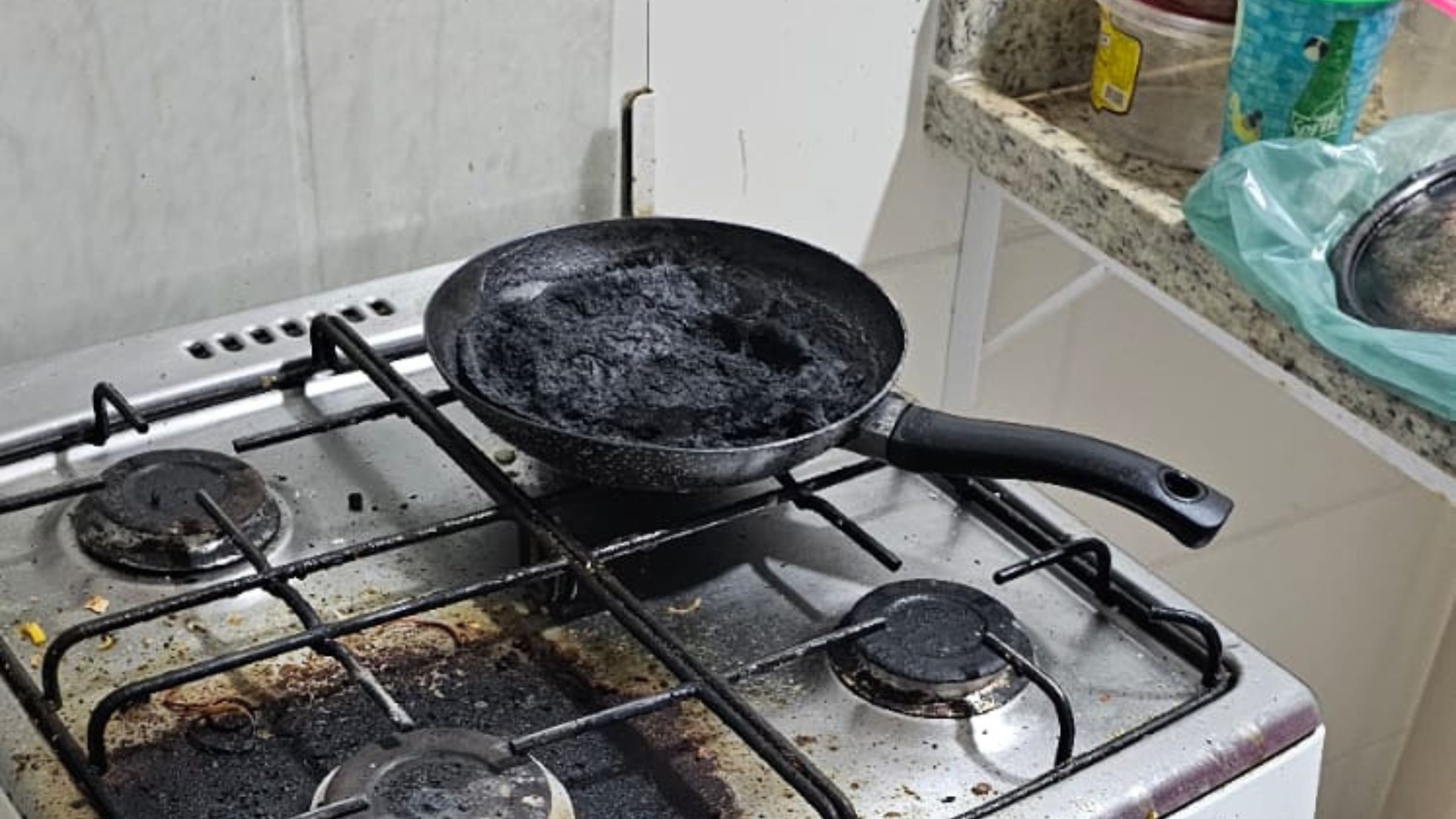 Fumaça causada por panela esquecida no fogo gera pânico em prédio no Bairro Grand Ville; morador é socorrido