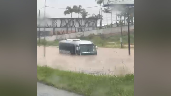 Balneário Camboriú recebe em um dia quase todo o volume de chuvas esperado para janeiro; VÍDEOS mostram situação caótica