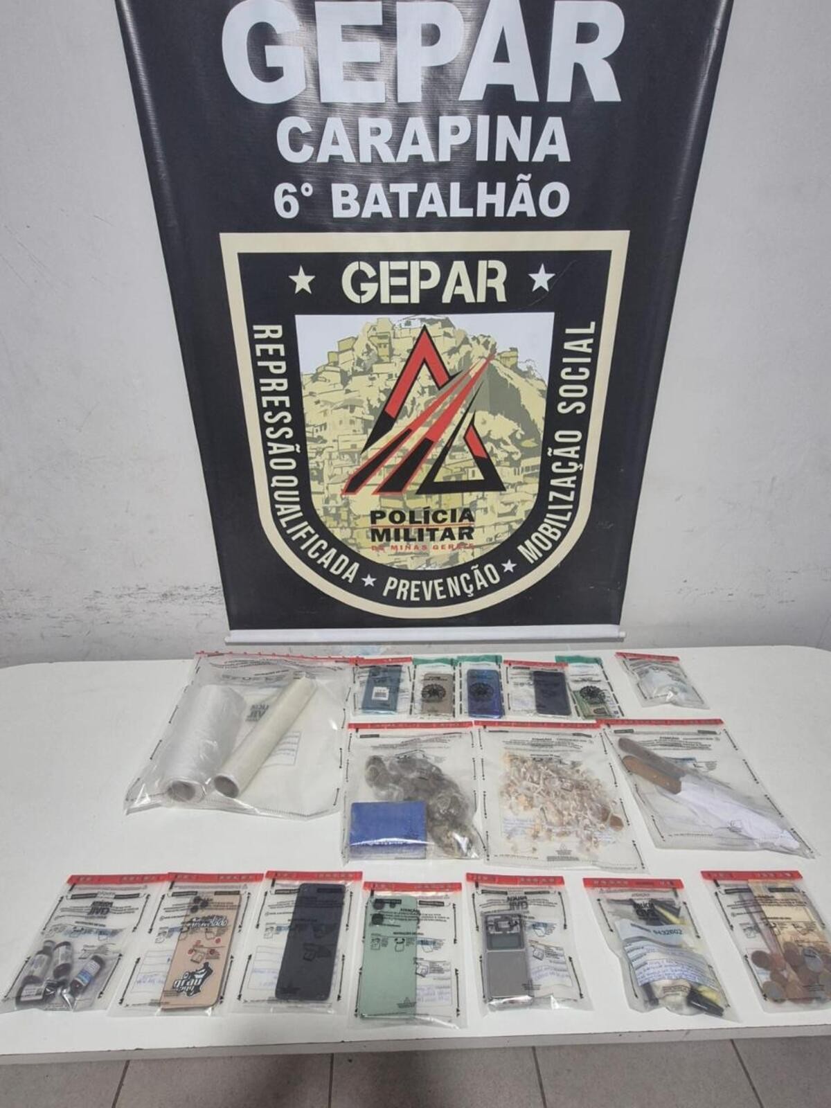 Polícia encontra droga escondida em cano de esgoto durante cumprimento de mandado em Governador Valadares; VÍDEO