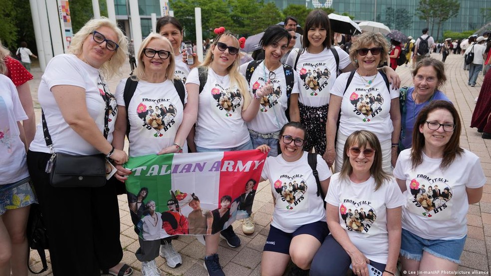 Fãs do BTS estão espalhados pelo mundo, como essa delegação italiana do ARMY — Foto: Lee Jin-man/AP Photo/picture alliance
