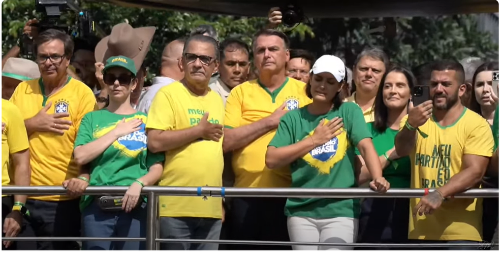 Silas Malafaia, à esquerda de Bolsonaro, durante ato na Avenida Paulista, em São Paulo, no domingo (25.fev). — Foto: Reprodução
