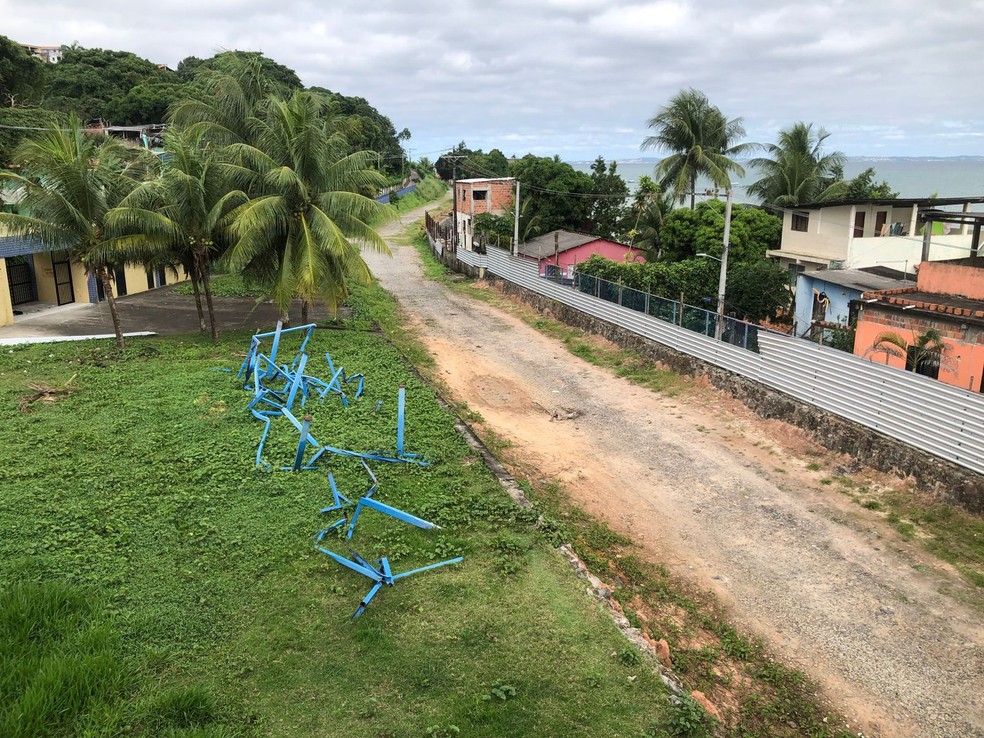 Moradores reclamam da falta dos trens e demora do VLT no subúrbio de Salvador — Foto: João Souza/g1BA