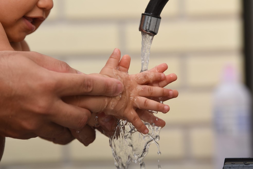 O serviço tem o objetivo de reduzir as perdas de água, diminuir a ocorrência de vazamentos e identificar o uso irregular do sistema de abastecimento na região. — Foto: Divulgação/Cagece