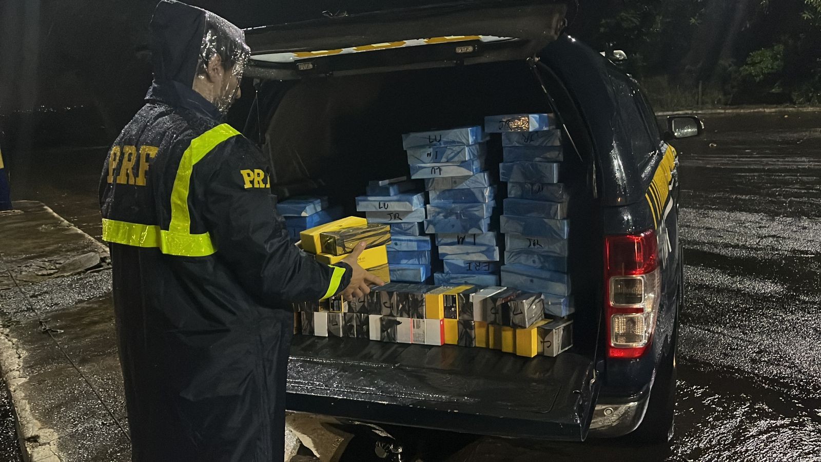 Carga com centenas de celulares e notebooks é apreendida em fundo falso de caminhão no Paraná
