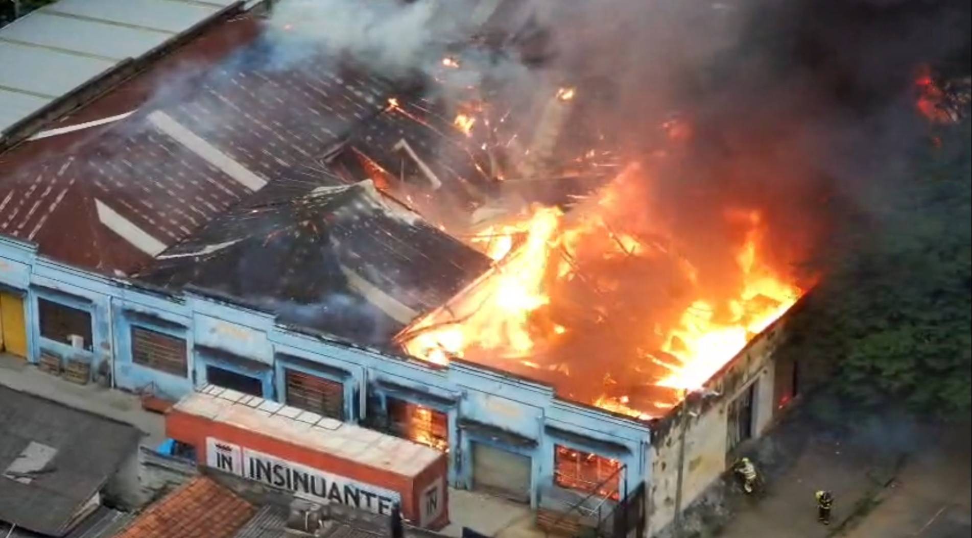 Incêndio de grandes proporções atinge galpão em BH