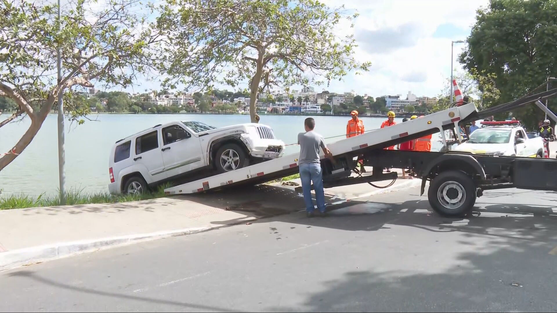 Carro cai em lagoa na Grande BH; VÍDEO