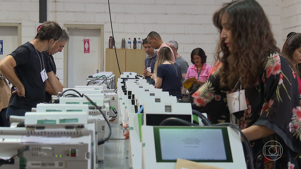 Justiça Eleitoral começa a preparar urnas eletrônicas que serão usadas no segundo turno das eleições municipais — Foto: Reprodução/TV Globo