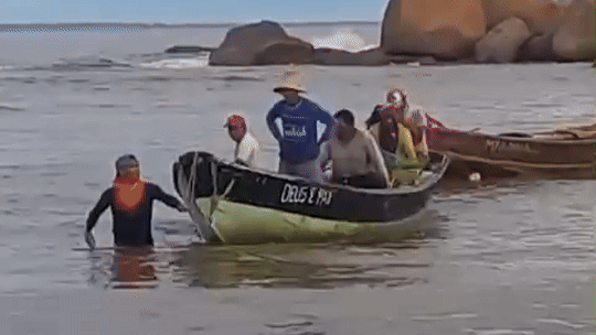 Vídeo: canoa perde motor e pescadores são resgatados por acaso depois de horas em alto mar - Foto: (Reprodução)