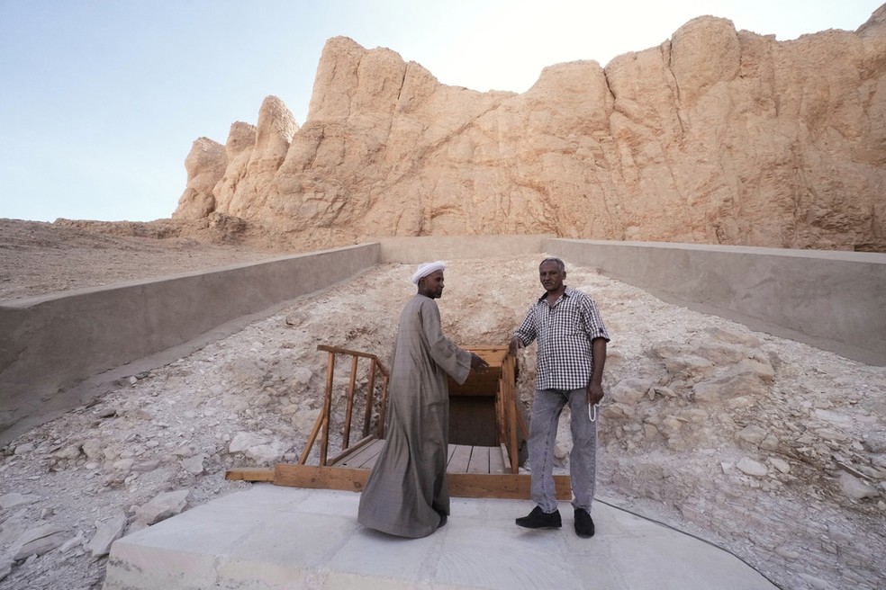 Guardas do túmulo de Amenófis III no Vale dos Reis, no Egito — Foto: AP/Amr Nabil