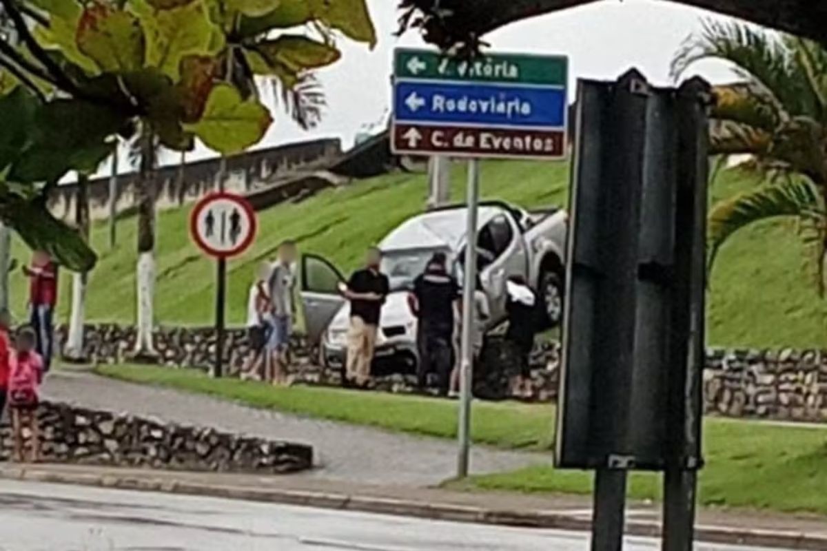 Motorista avança sobre mureta e caminhonete 'cai' de rodovia no interior de SP 