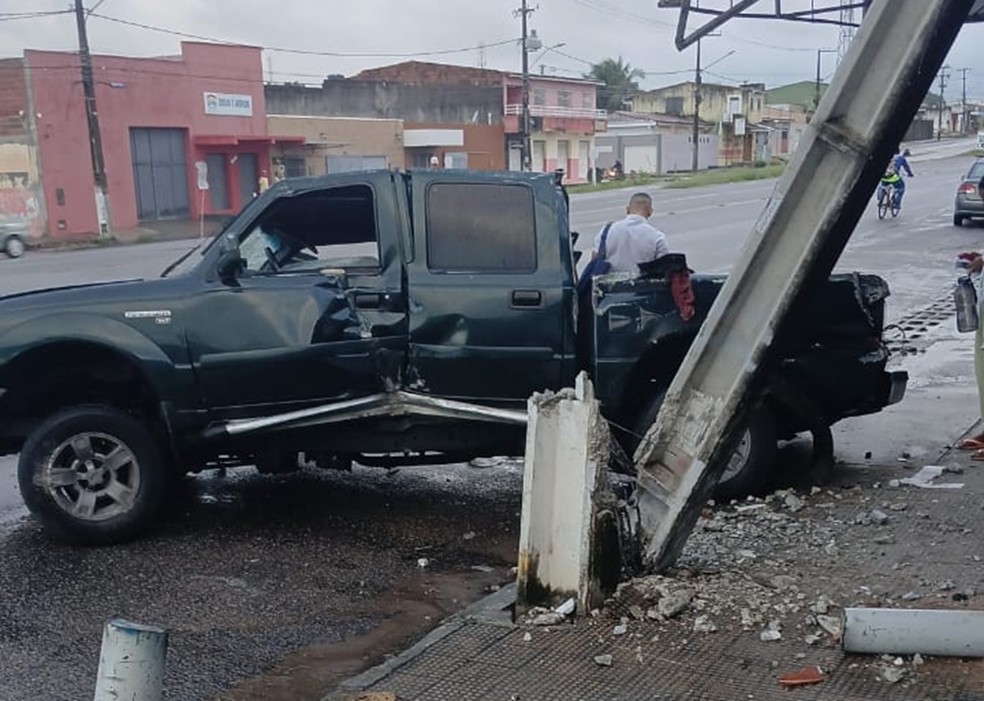 Carro derrubou poste após capotar em Natal — Foto: Reprodução