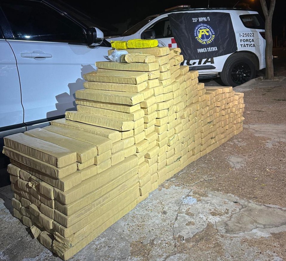 Dupla é presa com mais de 400 kg de maconha em veículo, em Osvaldo Cruz (SP) — Foto: Polícia Militar