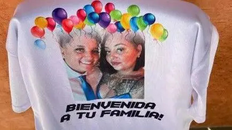 Tinetti e Madison foram recebidas pela família com camisetas estampadas com a frase: "Bem-vindas à sua família" — Foto: Julia Tinetti