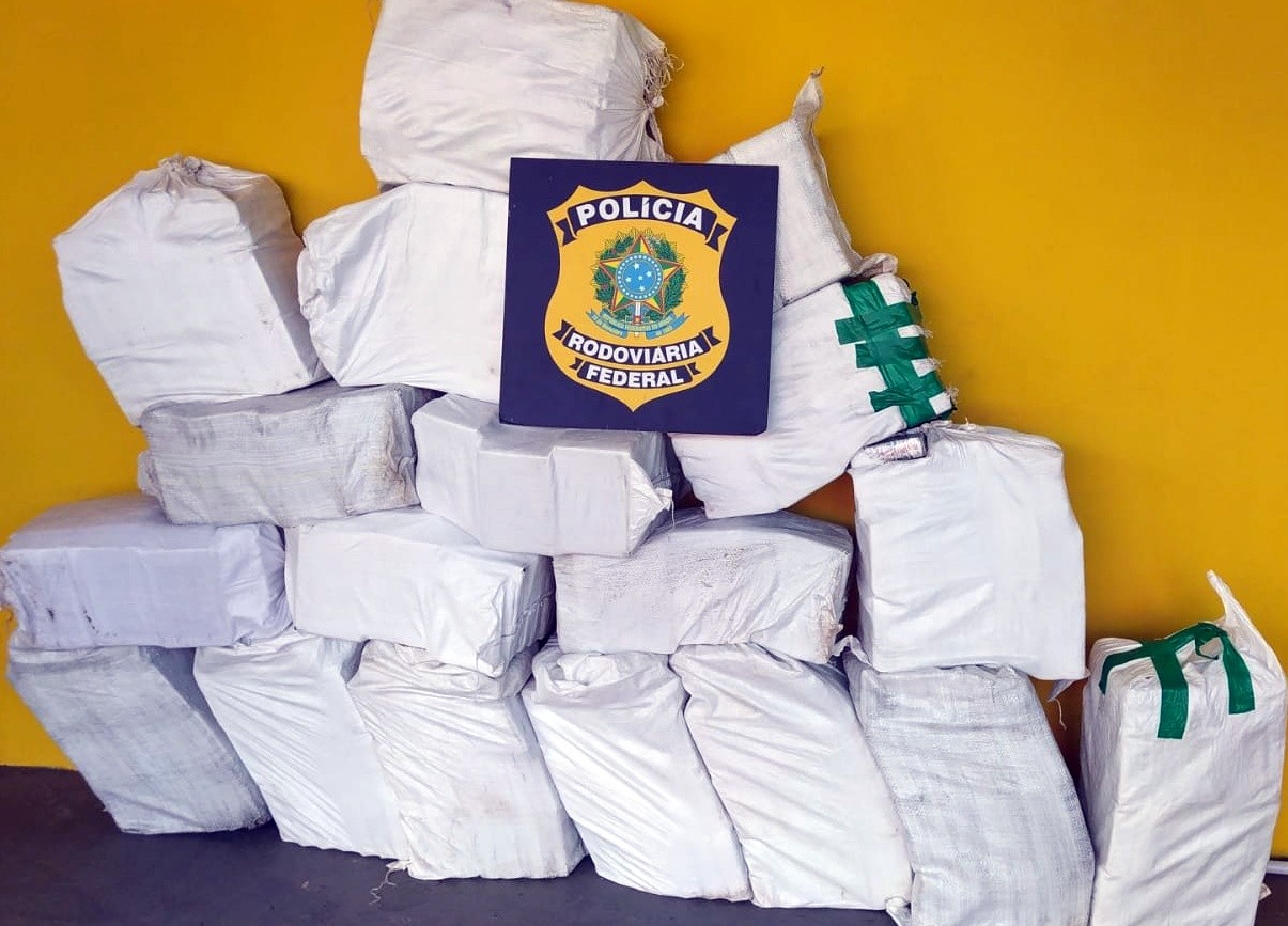 Pó branco em furgão na BR-101 revela maior carga de cocaína apreendida pela PRF-SC em 2026
