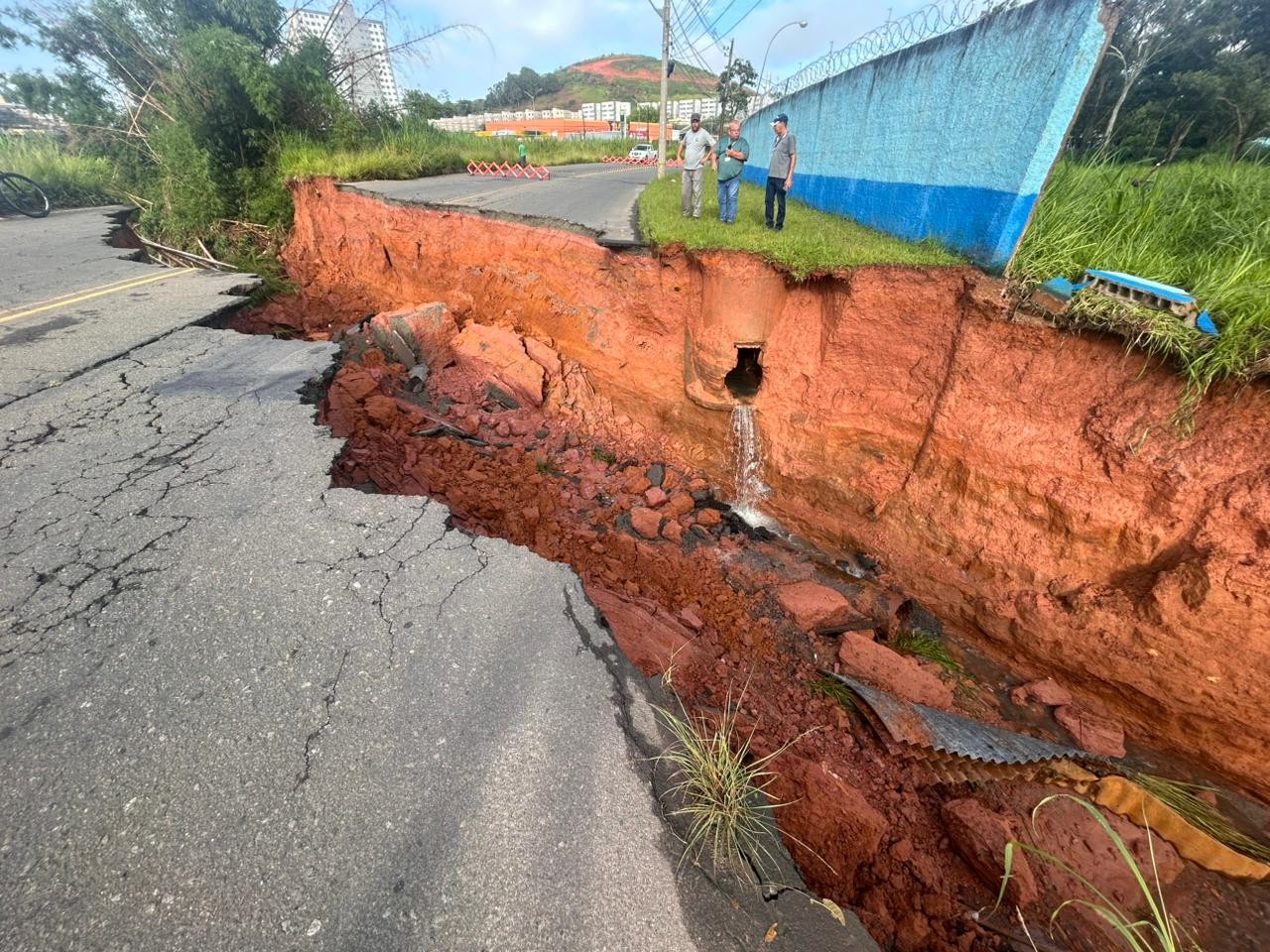 Força da chuva carrega asfalto, abre cratera e interdita acesso norte em Juiz de Fora; VÍDEO