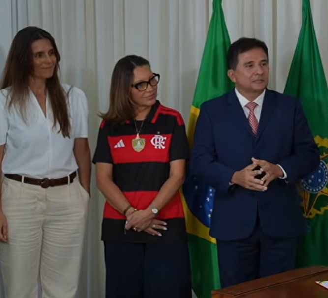 Em meio à polêmica com Nossa Senhora, Janja usa medalha da padroeira do Brasil em evento