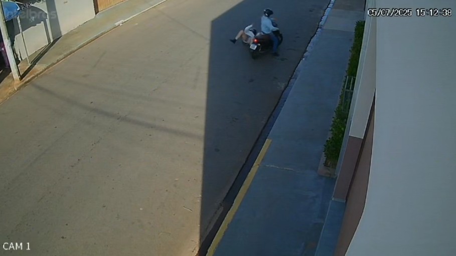 VÍDEO: mulher se fere após moto atingir linha de pipa no interior de SP 
